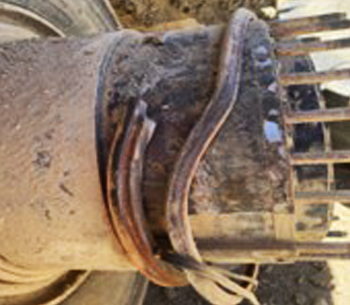 A close-up view of a damaged, sheared rim from a 60‑tonne reach stacker.